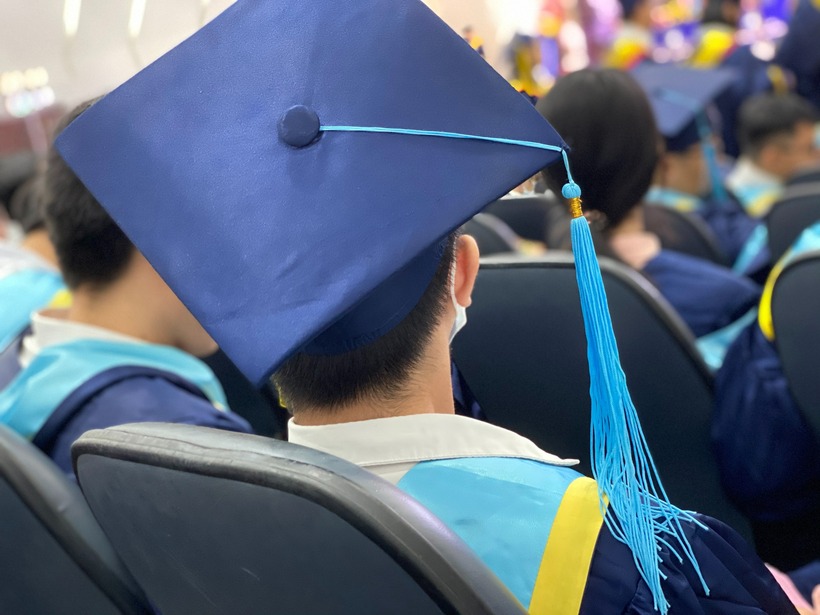 Ở khối kinh doanh – quản lý, tỉ lệ sinh viên tốt nghiệp đúng hạn khoảng 70–80%. Ảnh minh họa