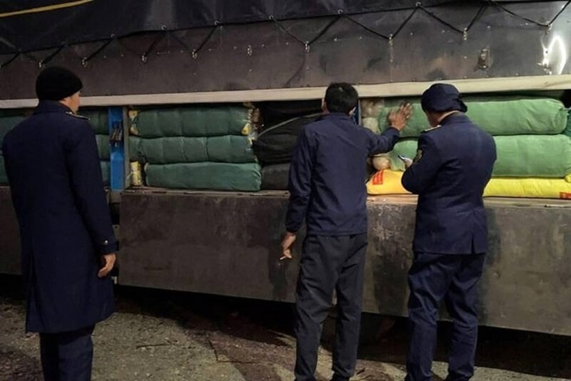 Lực lượng chức năng phát hiện, xử lý nội tạng động vật, lương thực, thực phẩm không rõ nguồn gốc. Ảnh: Công an tỉnh Sơn La