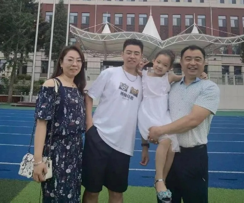 Hai người con của gia đình anh Phương cũng thừa hưởng gen đặc biệt này. Ảnh: The Paper.