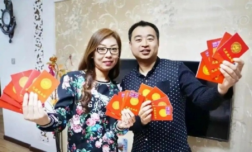 Anh Phương Đông Phong và chị Chu Lợi. Ảnh: The Paper.