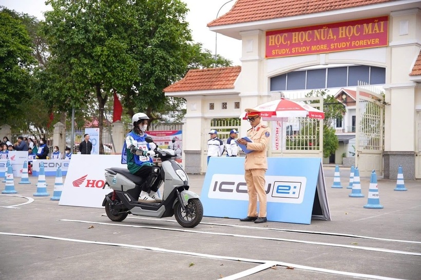 Honda Việt Nam triển khai chương trình trao 408 xe điện ICON e: nâng cao kỹ năng lái xe an toàn cho học sinh THPT - 3