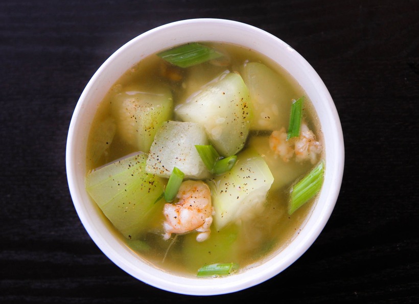 Bí đao có hàm lượng nước cao, giúp bổ sung dịch cho cơ thể, từ đó hỗ trợ thận trong quá trình lọc và bài tiết.