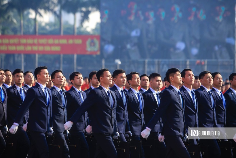 Khối sĩ quan bảo vệ tiếp cận Bộ Tư lệnh Cảnh vệ tham gia duyệt đội ngũ. Bộ Tư lệnh Cảnh vệ là đơn vị vinh dự được 3 lần phong tặng danh hiệu Anh hùng Lực lượng vũ trang nhân dân.