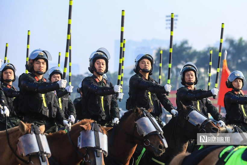 Khối Cảnh sát cơ động Kỵ binh thuộc Bộ Tư lệnh Cảnh sát cơ động tiến qua lễ đài. Đây là đơn vị vũ trang chiến đấu tập trung đặc biệt.