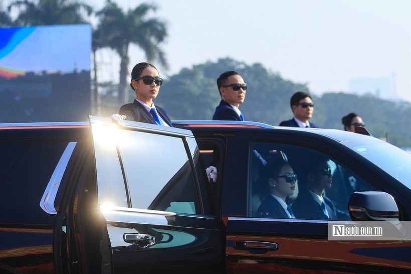 Các cảnh vệ trên chiếc Chevrolet Suburban đầy ấn tượng.