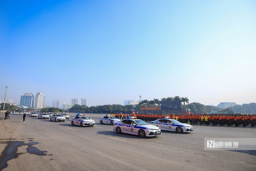 Trong nội dung diễu hành phương tiện, biểu dương lực lượng, đi đầu là xe chỉ huy giao thông dẫn đoàn.