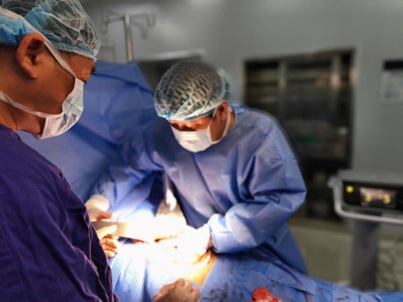 Ê-kíp bác sĩ Vinmec Nha Trang phẫu thuật cắt bán phần dạ dày cho cụ bà.