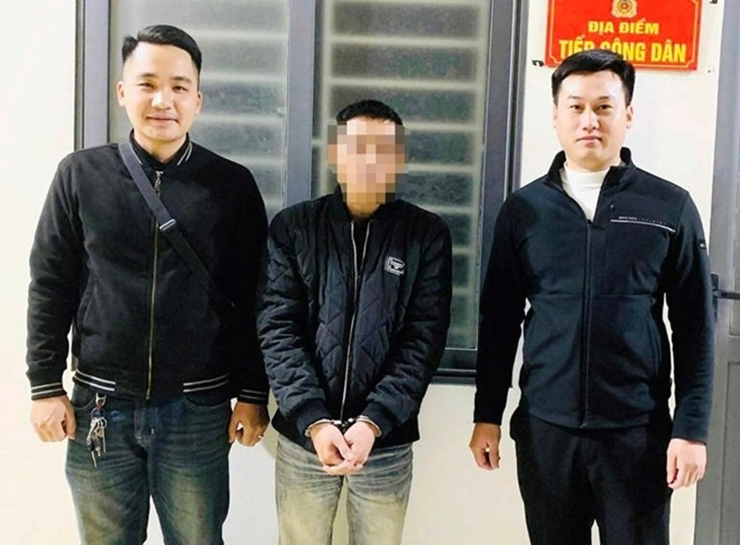 Đối tượng Bình (ở giữa) bị bắt sau khi hiếp dâm rồi bỏ trốn. Ảnh: Công an Hà Tĩnh.