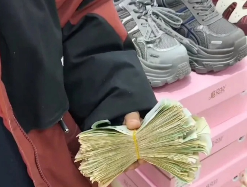 Mang xấp tiền tiết kiệm đi mua giày tặng sinh nhật mẹ đúng ngày 1/1, cậu bé 11 tuổi ở Thạch Gia Trang khiến nhiều người nghẹn ngào.