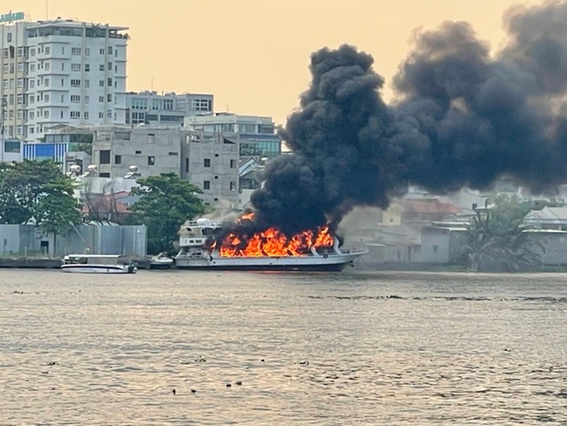 Hiện trường vụ cháy du thuyền. Ảnh: VTC News.