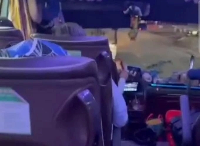 Xe khách lạng lách truy đuổi xe tải khiến hành khách hoảng loạn. Ảnh: Pháp luật TP.HCM