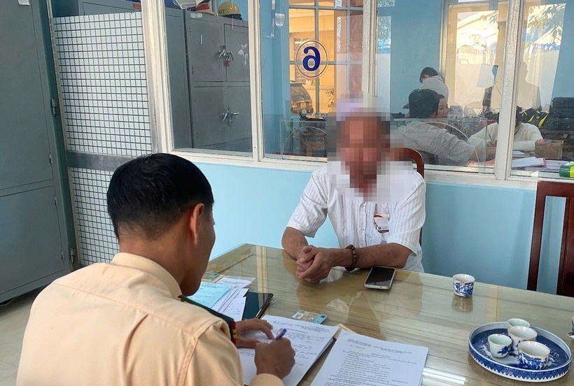 CSGT làm việc với tài xế xe khách rượt đuổi xe tải sau cú va chạm. Ảnh: Dân trí