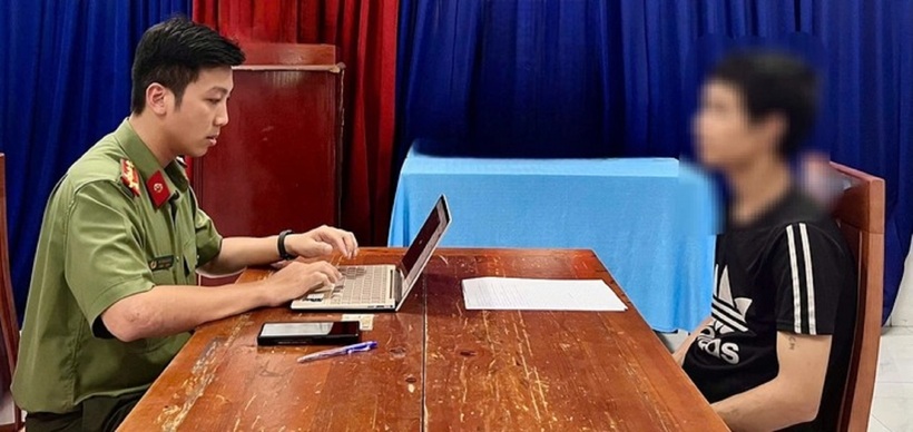 Công an TP.HCM làm việc với người chia sẻ thông tin sai sự thật do AI tạo ra. Ảnh: Tuổi Trẻ