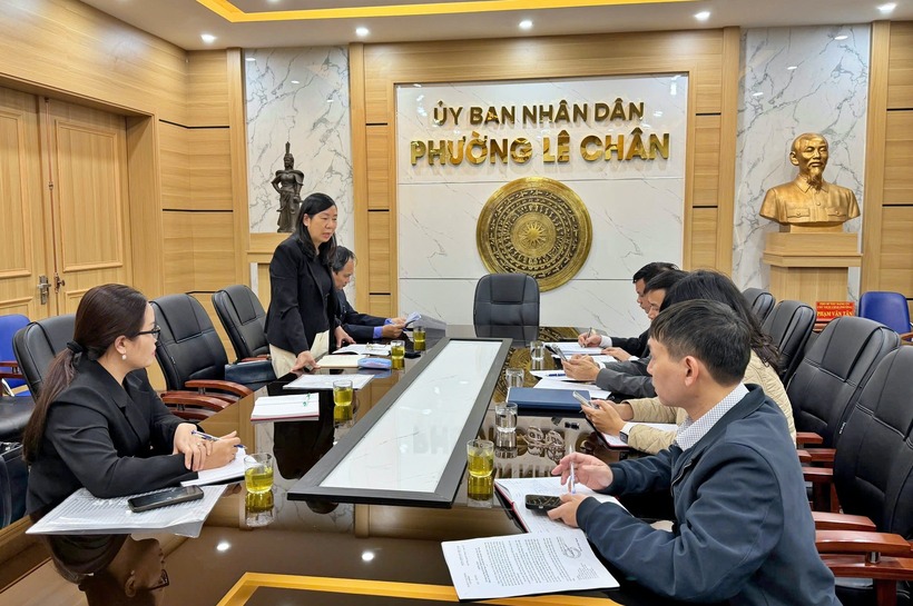 Bà Nguyễn Thị Mai - Chủ tịch Hội Luật gia Tp.Hải Phòng phát biểu tại buổi làm việc với lãnh đạo Đảng uỷ, UBND phường Lê Chân.