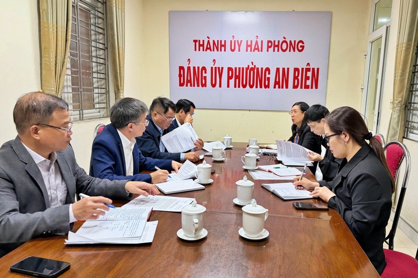 Các đại biểu làm việc tại phường An Biên.