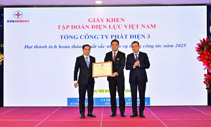 Ông Đặng Hoàng An - Bí thư Đảng ủy, Chủ tịch HĐTV EVN trao giấy khen của EVN cho Tổng Công ty Phát điện 3