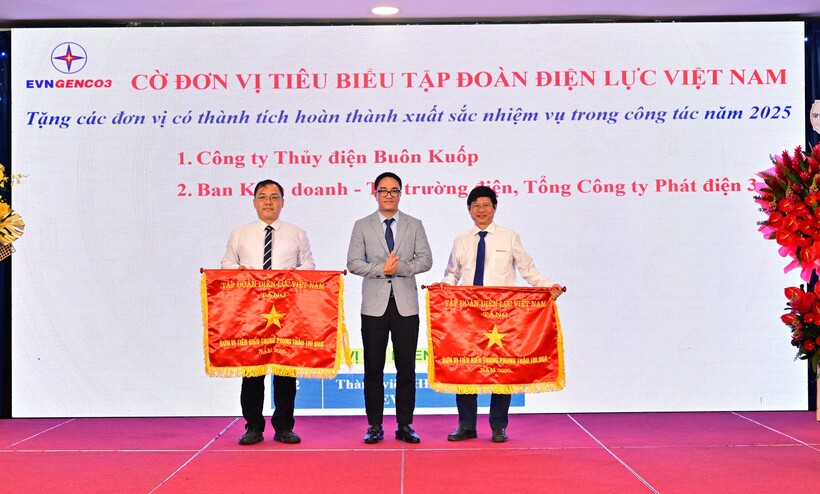 Ông Cao Quang Quỳnh – Thành viên HĐTV EVN trao Cờ đơn vị tiêu biểu của EVN cho các Ban, đơn vị thuộc Tổng Công ty