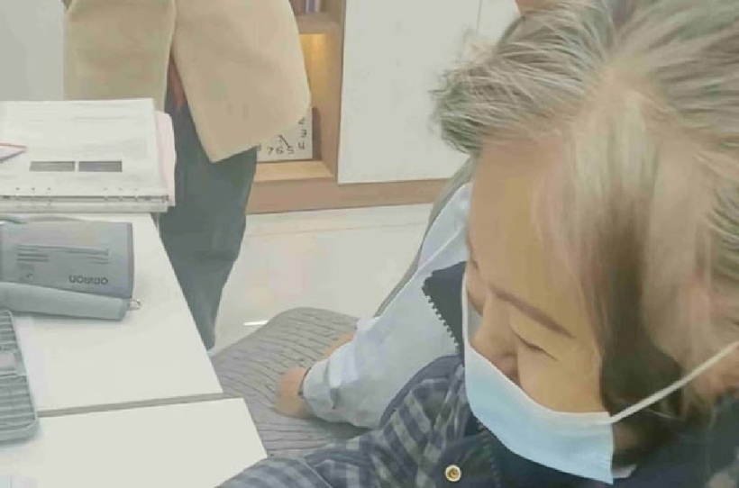 Vì tuổi đã cao, bà phải thực hiện các buổi khám thai với tần suất dày đặc hơn những phụ nữ trẻ. Ảnh: Douyin.