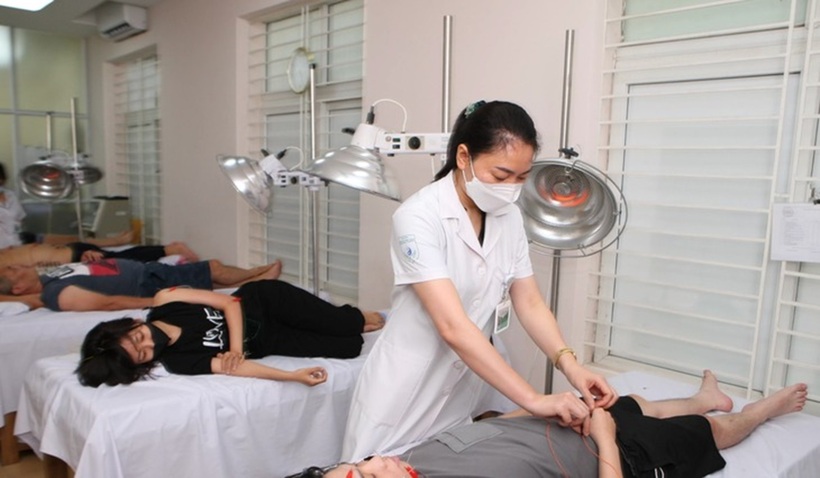 Bác sĩ Bệnh viên Châm cứu Trung ương điều trị cho người bệnh. Ảnh: Tuổi trẻ Online