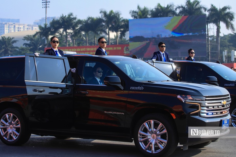 Xuất hiện cực ngầu tại buổi tổng duyệt là các cảnh vệ trên chiếc Chevrolet Suburban đầy ấn tượng.