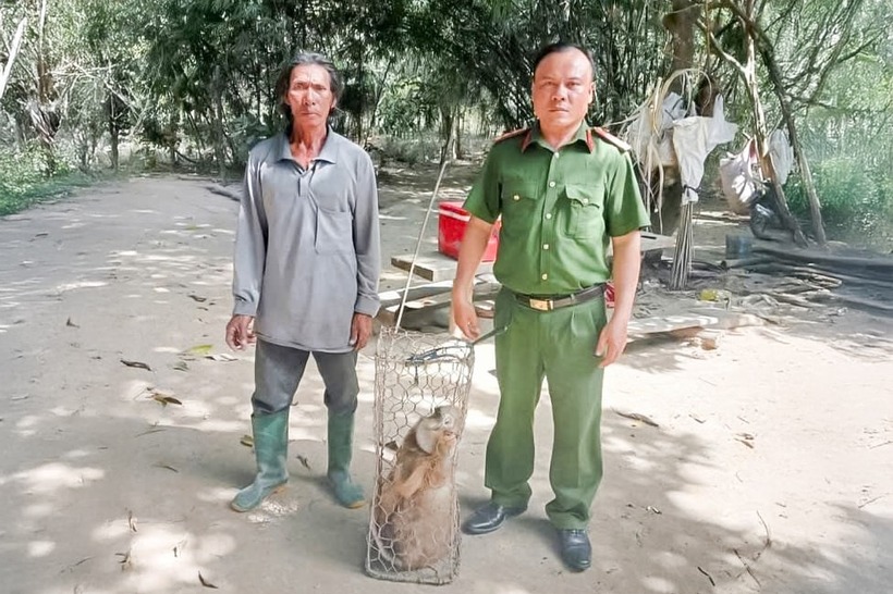 Ông K' K Riêng giao nộp cá thể khỉ đến cơ quan công an. (Ảnh: Báo Lâm Đồng)