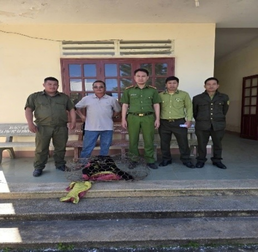 Người dân tự nguyện giao nộp cá thể voọc. (Ảnh: Công an xã Tà Năng)