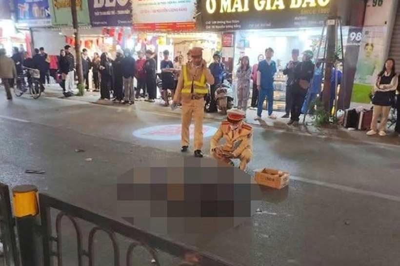 Công an khám nghiệm hiện trường vụ tai nạn. Ảnh: Lao động