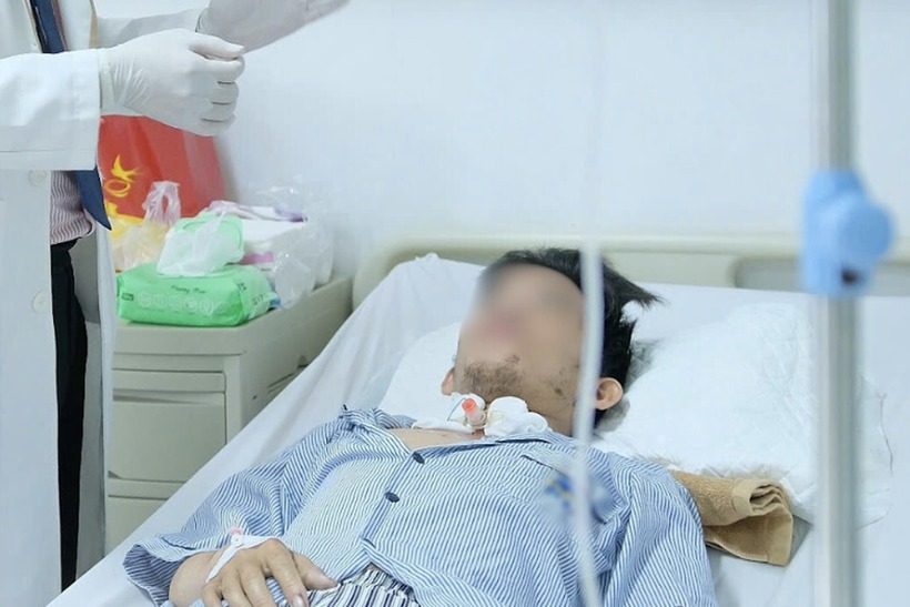 Thanh niên 28 tuổi được điều trị tại bệnh viện. Ảnh: Dân trí