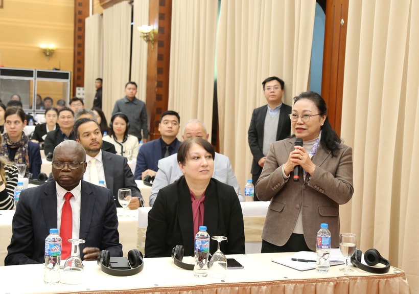 Đại sứ Lào tại Việt Nam Khamphao Earthavanh phát biểu tại buổi thông báo.