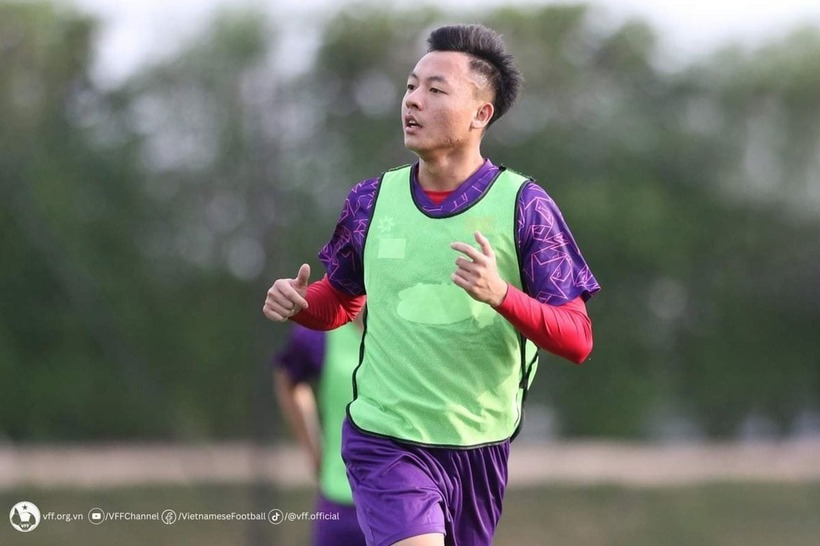 Tiền vệ Nguyễn Thái Sơn.