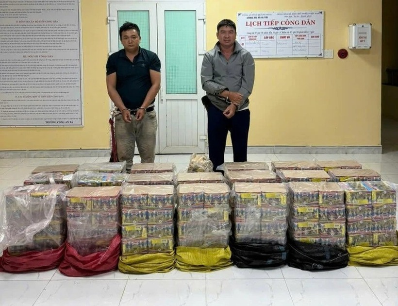 Tùng và Chanh cùng tang vật. Ảnh: Pháp luật TP.HCM