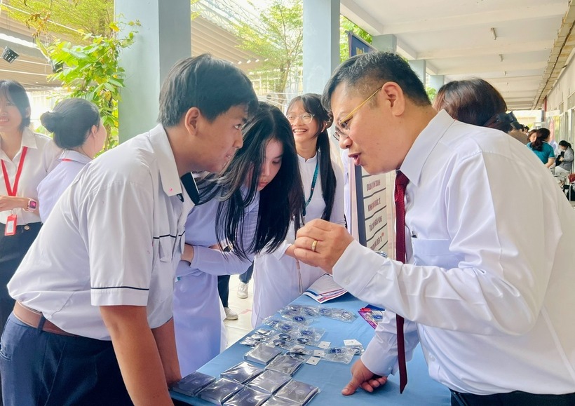 Học sinh Trường THPT Gia Định, TP.HCM trong một chương trình tư vấn tuyển sinh. Ảnh: Dân trí