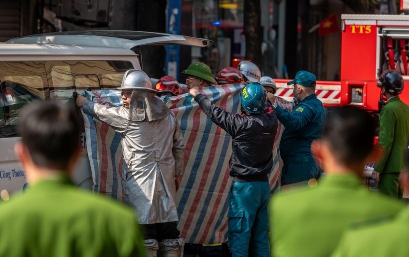 Xe cứu thương chở nạn nhân tử vong. (Ảnh: Dân trí)