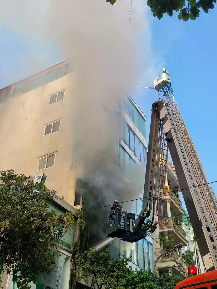 Cảnh sát PCCC và CNCH phá cửa kính, tiếp cận bên trong ngôi nhà. (Ảnh: An ninh Thủ đô)