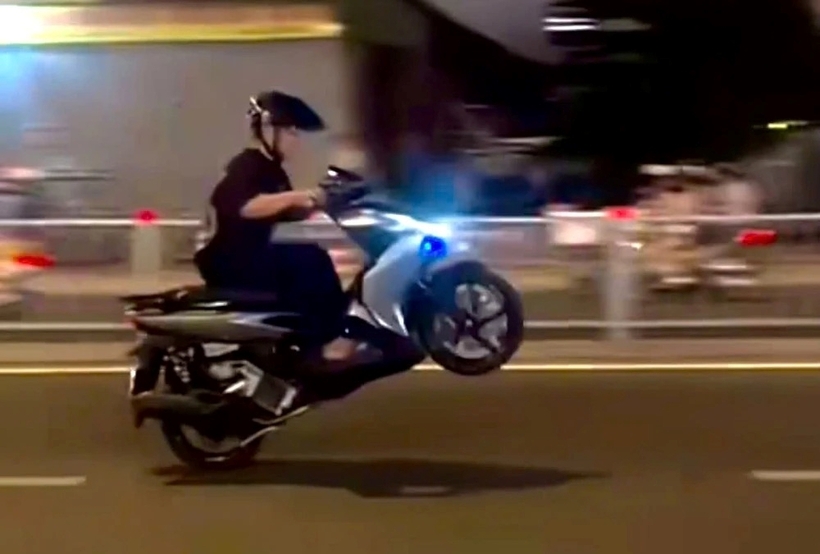Nam thanh niên điều khiển xe “bốc đầu” trên đường Dương Quảng Hàm (phường An Nhơn). Ảnh: Pháp luật TP.HCM