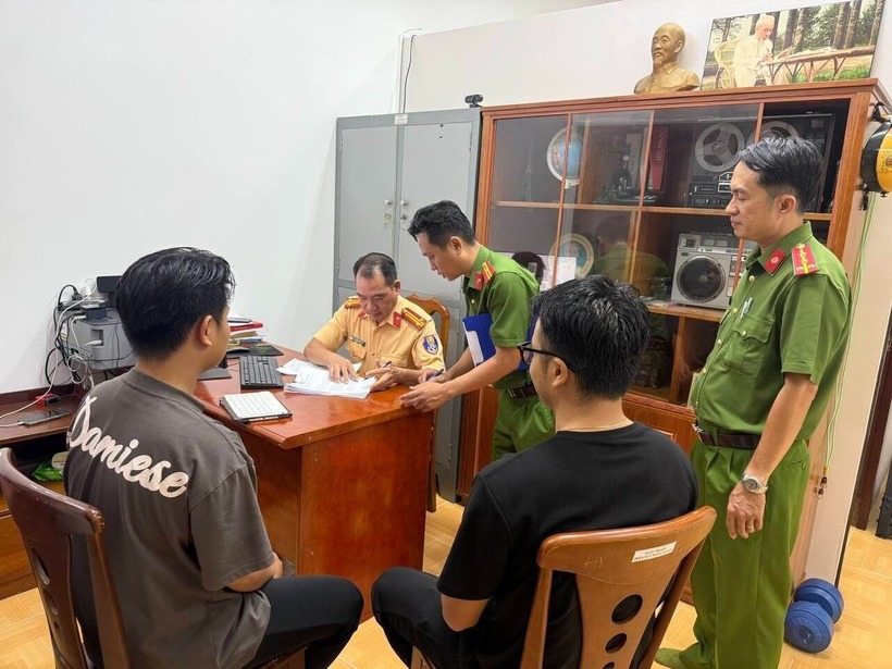 Người vi phạm bị tịch thu phương tiện và xử phạt hành chính. Ảnh: Lao động