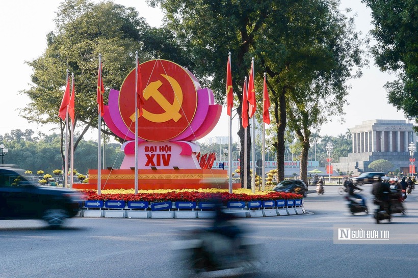 Ghi nhận tại các trục đường huyết mạch và khu vực trung tâm chính trị Ba Đình như: Hùng Vương, Hoàng Diệu, Độc Lập, Điện Biên Phủ... hệ thống pano, áp phích tấm lớn với nội dung chào mừng Đại hội XIV đã được dựng lên uy nghi.