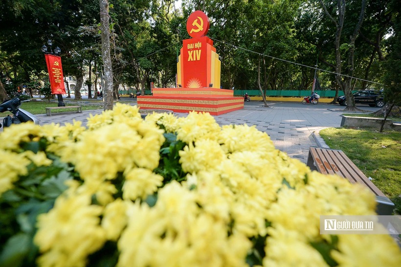 Dọc các tuyến phố lớn, cờ hoa rực rỡ tung bay, lan tỏa không khí phấn khởi trước sự kiện chính trị đặc biệt quan trọng của đất nước.