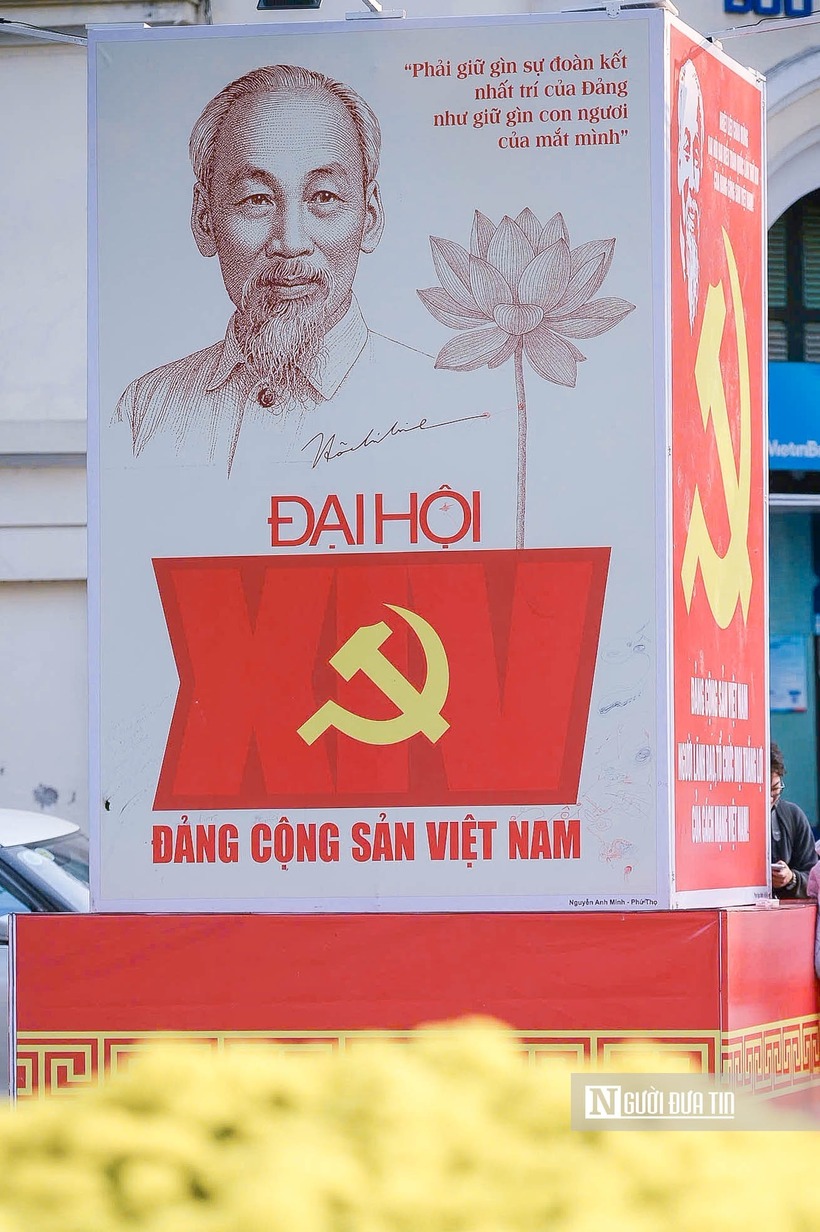 Công tác tuyên truyền, cổ động trực quan không chỉ mang đến sắc xuân sớm cho Thủ đô, mà còn gửi gắm tình cảm, sự kỳ vọng của người dân đối với Đại hội XIV của Đảng.