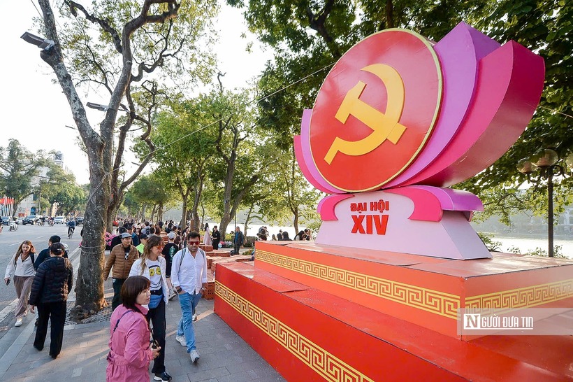 Không khí hân hoan, phấn khởi chào mừng Đại hội đại biểu toàn quốc lần thứ XIV của Đảng đã thu hút sự chú ý của đông đảo người dân và du khách.