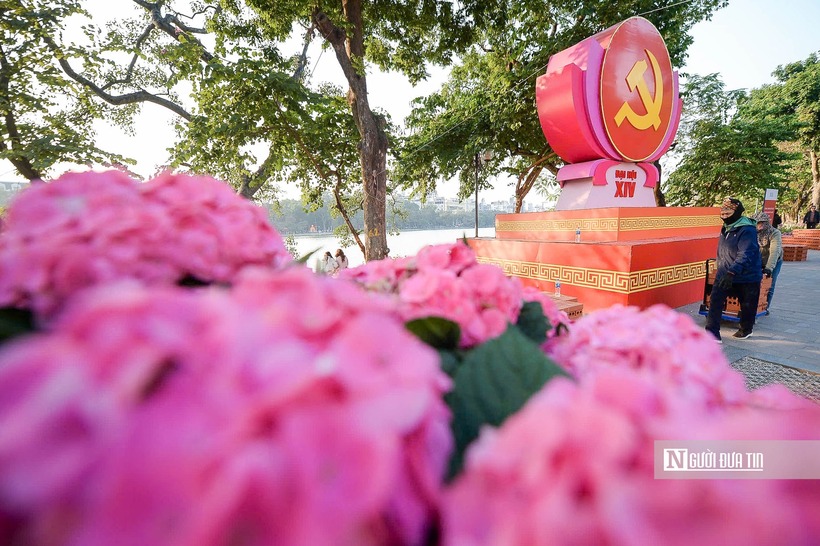 Không gian đô thị Thủ đô những ngày này trở nên rực rỡ, trang nghiêm với sắc đỏ chủ đạo, tạo ấn tượng mạnh mẽ đối với người dân và du khách.