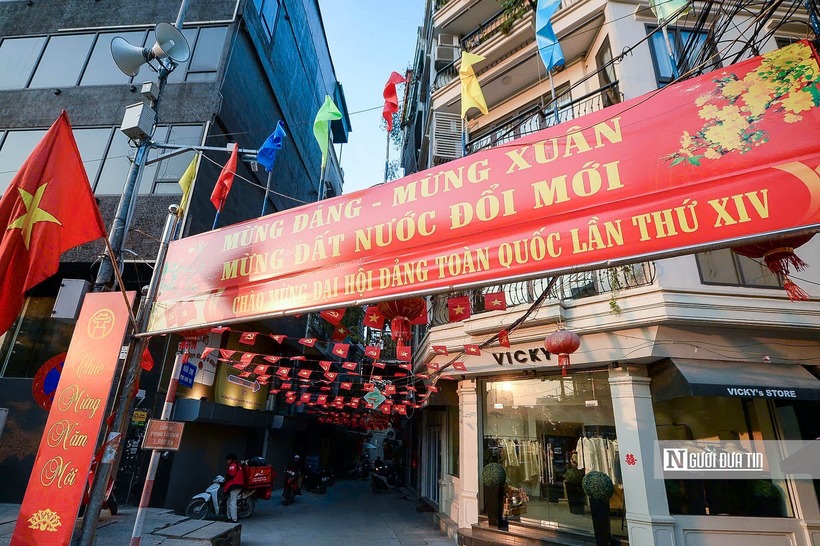 Từ phố lớn đến ngõ nhỏ, không khí chào mừng Đại hội lần thứ XIV của Đảng hiện diện trong từng không gian đô thị.