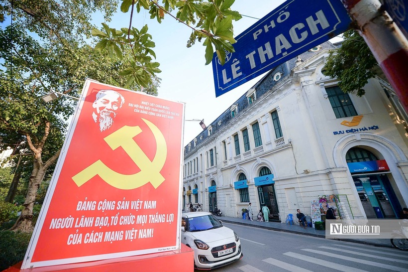 Khu vực hồ Gươm rực rỡ sắc đỏ cờ hoa, pano, áp phích chào mừng Đại hội XIV, góp phần làm nổi bật diện mạo văn minh, hiện đại của Thủ đô.