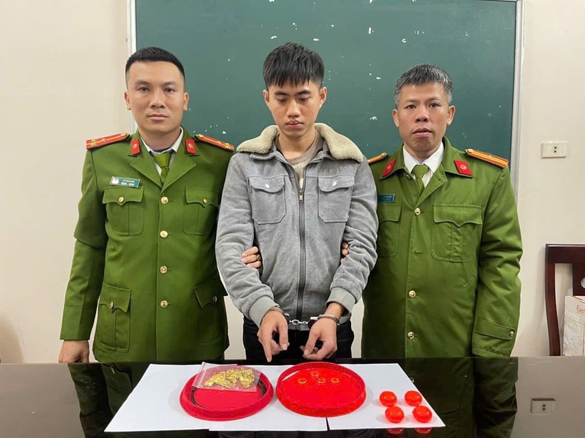 Đối tượng Vi Văn Hạnh cùng tang vật tại cơ quan điều tra. (Ảnh: Công an tỉnh Nghệ An)