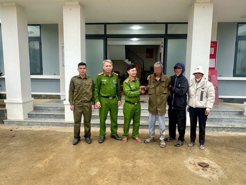 Công an xã Avương bàn giao ông Ch cho người thân tiếp nhận, chăm sóc. (Ảnh: Công an xã Avương).