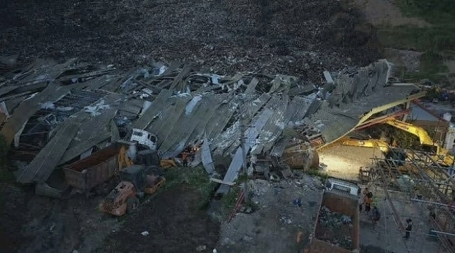 Lở 'núi' rác tại Philippines chôn vùi nhiều công nhân. Ảnh: Thanh niên