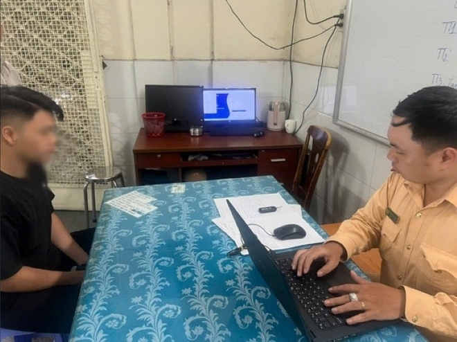 CSGT làm việc với nam thanh niên buông hai tay khi đang điều khiển xe máy. Ảnh: Lao động