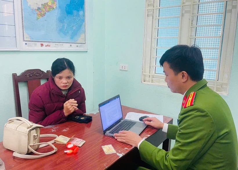 Đối tượng Vi Thị Chuyên làm việc tại cơ quan Công an. Ảnh: Công an tỉnh Thanh Hóa.