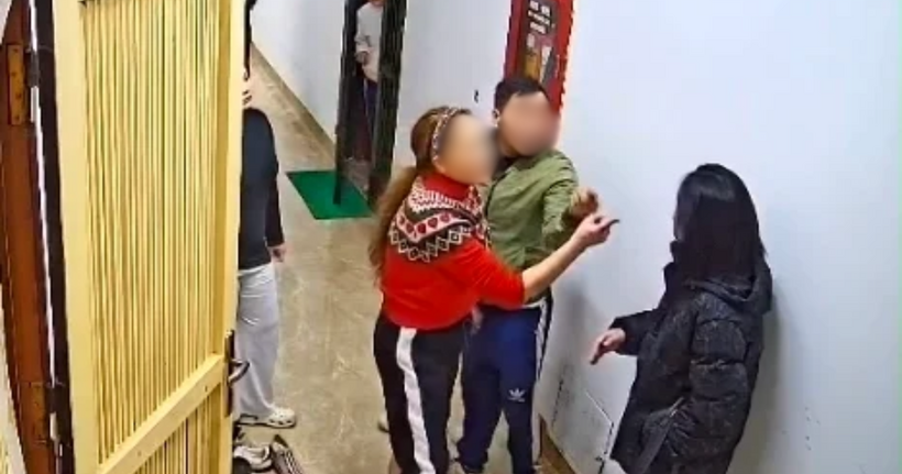 Camera ghi lại sự việc. (Ảnh: Cắt clip)