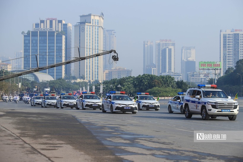 Trong nội dung diễu hành phương tiện, biểu dương lực lượng, đi đầu là xe chỉ huy giao thông dẫn đoàn.